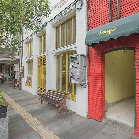 Reddoorz Hostel Near Braga Citywalk